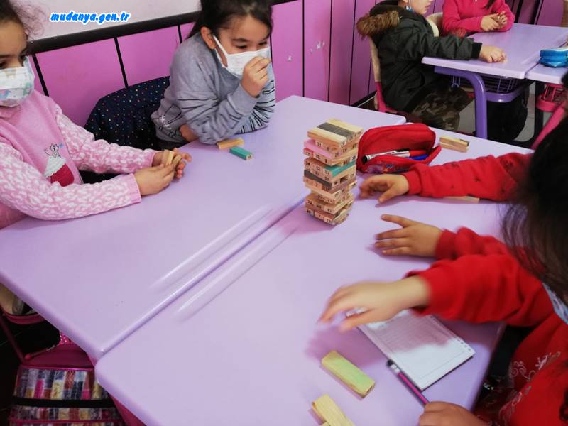 Matematik dersini eğlenceli hale getiren "Akıl oyunları ile Matematik" adlı eTwinning projesi sayesinde farklı okul ve şehirlerde eğitim yapan öğretmenler, öğrencileri dersi sevdirerek maksimum öğrenmeyi sağladı.