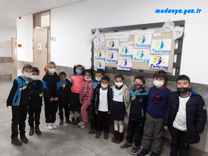 5'i Bursa'dan olan 6 ilkokul öğretmeni eTwinning projesi ile öğrencilerine akıl oyunları ile Matematik dersini sevdirdi. Proje kapsamında öğretmen ve öğrenciler çevrim içi seminerlerle sosyal başarılarını artırdı.