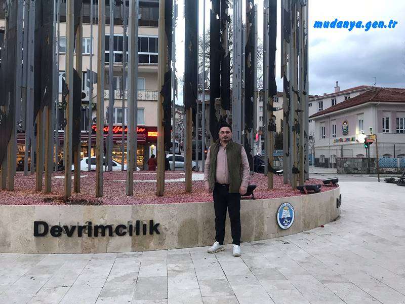 Memleket Parti'li Mudanya Belediye Meclisi Üyesi Mehmet Er Mudanya Belediye Başkanı Hayri Türkyılmaz'ın 271 bin 22 Türk Lira bedelle 2018 yılında yapılan sahil bandı Atatürk Silüeti'nin sahipsiz durumuna sert tepki gösterdi. Mehmet Er açıklamasında önemli detayları ilçe gündemine taşıdı.