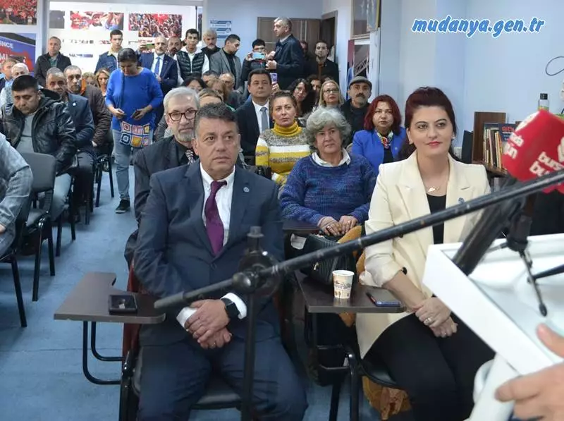 Memleket Partisi Bursa İl Başkanı Mesut Şahin, parti binasında basın açıklaması yaptı. Şahin açıklamasında, eski il başkanı Hasan Yıldırım ve 5 ilçe başkanının istifa etmesi sürecini anlatırken Atatürkçülerin en yeni partisi diye bahsettiği Memleket Partisi'ne gönül verenleri birlik ve beraberliğe davet etti.