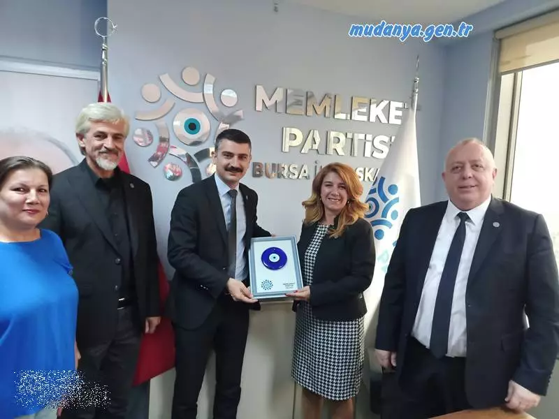 Basın açıklamasından sonra İl Başkanı Şahin, Orhangazi İlçe Başkanı Şenol Selçuk'a yetki belgesini takdim etti.