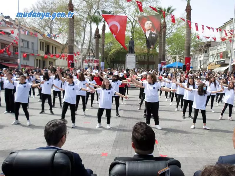 Pandemi dolayısıyla kutlamalara ara verilen 23 Nisan Ulusal Egemenlik ve Çocuk Bayramı, tüm Türkiye’de olduğu gibi Mudanya’da yoğun katılımla coşkuyla kutlandı.