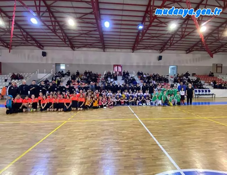 Mudanya Spor Salonunda gerçekleştirilen "100 Sporcu 100 Hentbolcu Minik Eller Sahada" şenliğe Mudanya Sporda Ve Genç Mudanya Gücünde spor yapan 100 Hentbolcu çocuk katıldı. Şenliğe çocuklar maç yaptılar.