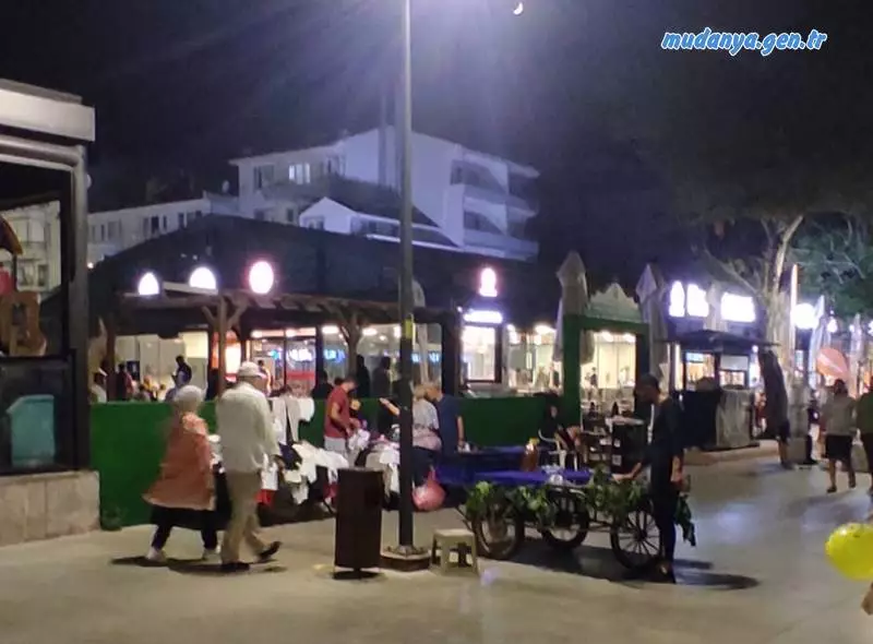 İşporta cenneti Mudanya. Öyle bir alıştık ki; artık görmesek “neler oluyor yahu” diyeceğimiz bir durum oldu. 
