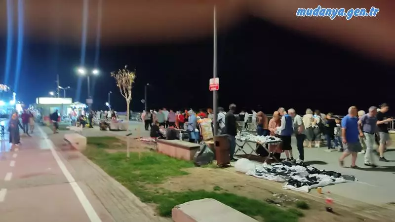 İşporta cenneti Mudanya. Öyle bir alıştık ki; artık görmesek “neler oluyor yahu” diyeceğimiz bir durum oldu. Mudanya sahili baştan sona işporta tezgahları ile dolu, özellikle de hafta sonları. Bisiklet yolunu yapan Bursa Büyükşehir Belediyesi bu tezgahları görmüyor mu? Yoksa artık her isteyen istediği yerde tezgah açabiliyor da biz mi bilmiyoruz? Bu konu ile ilgili de önerim olurdu kendilerine ama ilgileneceklerini sanmam.