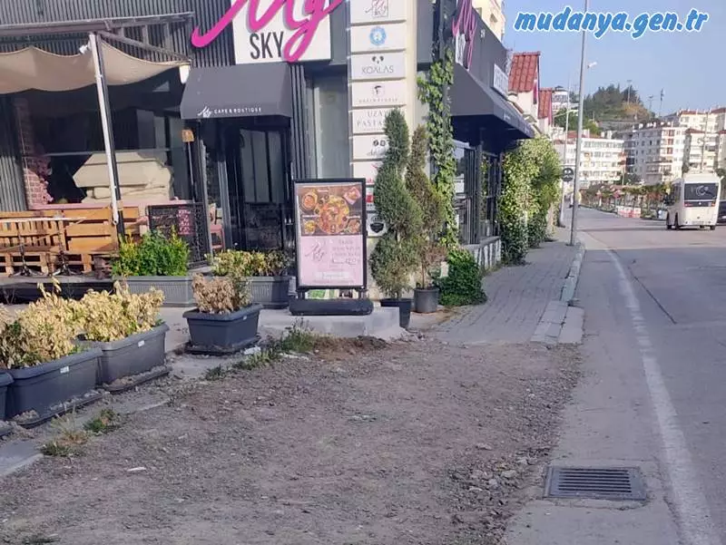 Mudanya'da Bir de kaldırımları bozuk yollarımız var, aylardır kimse fark etmiyor, rahatsız olmuyor.