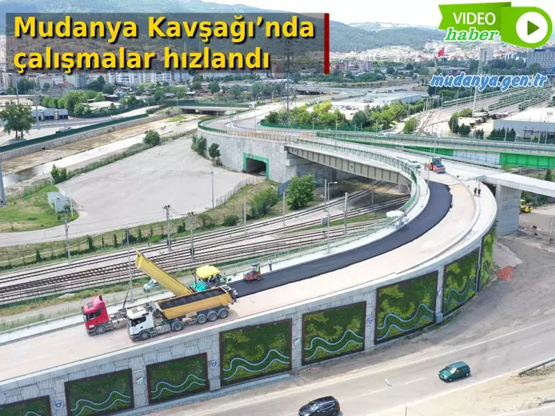Bursa Büyükşehir Belediyesi’nin Acemler Kavşağı’na nefes aldırmak amacıyla Mudanya Kavşağı’nda hayata geçirdiği bağlantı kolu çalışmaları hızla devam ediyor.