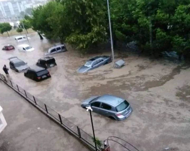 Sağanak yağmur Bursa ve Mudanya'yı vurdu. Bursa'da sabah saatlerinde etkili olan sağanak yağış sonrası Halitpaşa Çamaşır Deresi ve Aydınpınar Deresi taştı. Zetinlikleri, ev ve iş yerlerini su basarken, araçlar sel sularında sürüklendi.