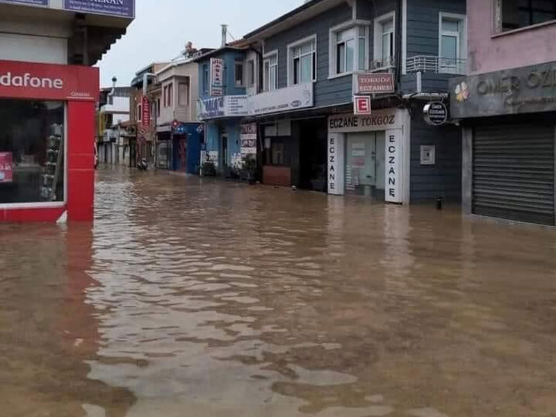Sağanak yağmur Bursa ve Mudanya'yı vurdu. Bursa'da sabah saatlerinde etkili olan sağanak yağış sonrası Halitpaşa Çamaşır Deresi ve Aydınpınar Deresi taştı. Zetinlikleri, ev ve iş yerlerini su basarken, araçlar sel sularında sürüklendi. AFAD, "Bursa, Mudanya. Su baskını yaşanan 260 konuta AFAD, NAK, AKUT ve BAKUT'tan toplam 33 personelle müdahale edilmiştir. Bursa Afad'dan 20 personel teyakkuz halinde bekletilmektedir. Olayda can kaybı yaşanmamıştır. Gelişmeleri takip ediyoruz." dedi.