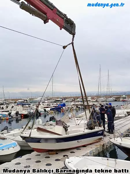 21 Ocak 2022 Cuma günü aşırı yağan yağmurdan sonra Arnavutköy Mudanya Balıkçı barınağındaki bazı tekneler su alarak battı.