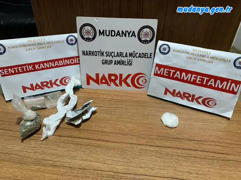 Mudanya Emniyeti Narkotik Büro gerçekleştirdikleri takip sonunda 5 şahsa uyuşturucu madde kullanmak ve ticaretini yapmaktan ele geçirdiler. Yapılan aramalarda çeşitli ağırlıklarda ve çeşitli uyuşturucu ele geçirdiler.