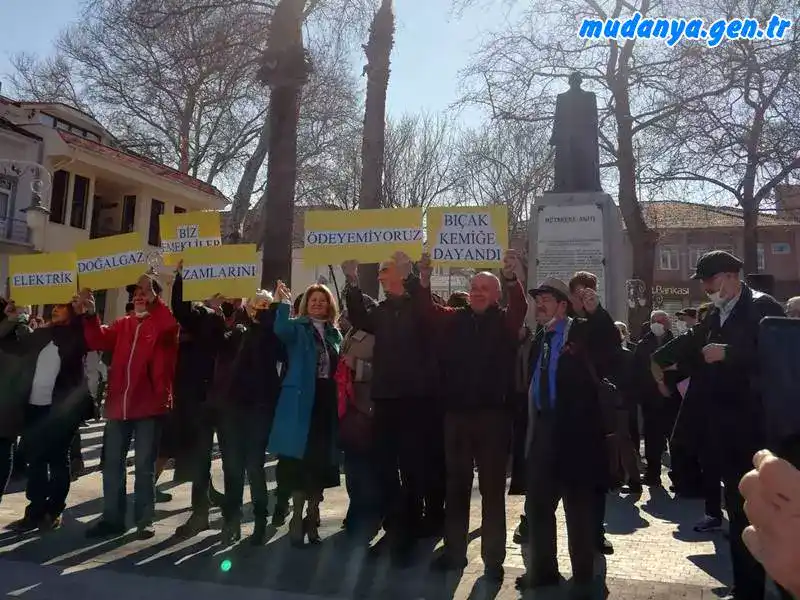 Muhalefet partileri DEVA, GELECEK, İYİ, SAADET, DEMOKRAT, CHP ve MUDANYA KENT KONSEYİ "Yeter artık geçinemiyoruz, Zamlar geri alınsın" basın açıklamasını, Mudanya Mütareke Meydanında gerçekleştirdi.