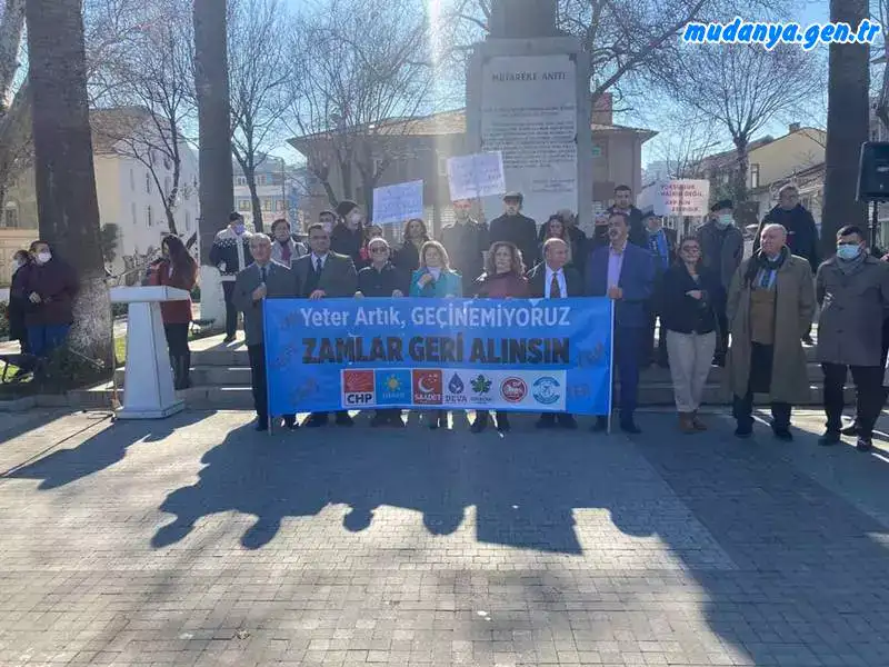 Muhalefet partileri DEVA, GELECEK, İYİ, SAADET, DEMOKRAT, CHP ve MUDANYA KENT KONSEYİ "Yeter artık geçinemiyoruz, Zamlar geri alınsın" basın açıklamasını, Mudanya Mütareke Meydanında gerçekleştirdi.