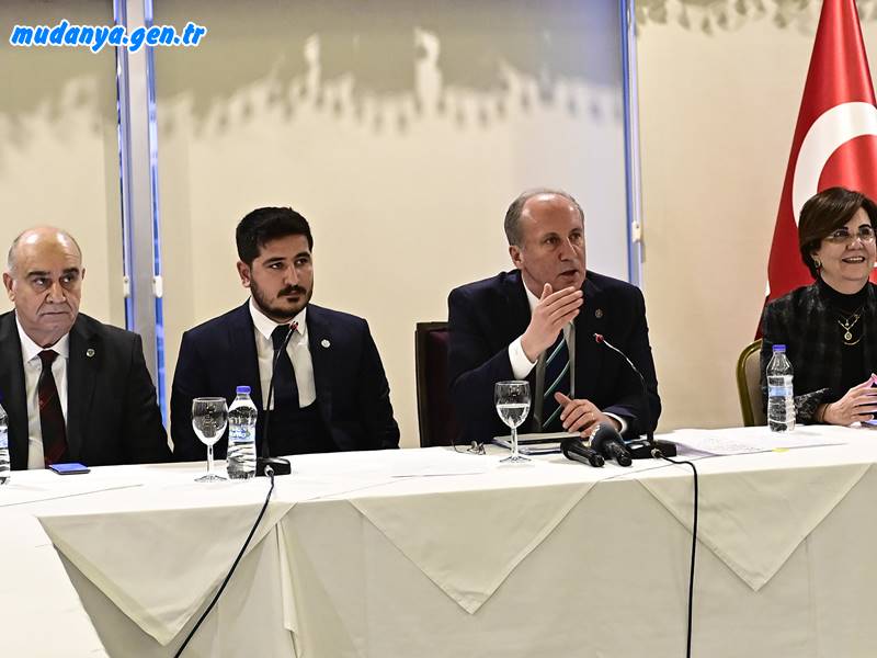Muharrem İnce, “Suriyelilere 50 milyar dolar vereceğine Türk çiftçisine 3 milyar dolar mazot desteği verseydin bugün ekmek fiyatını konuşmuyor olurduk. Mazotun yüzde 200 arttığı bir ortamda tarım desteğini yüzde 25 artırırsan, aç kalırız.” dedi.