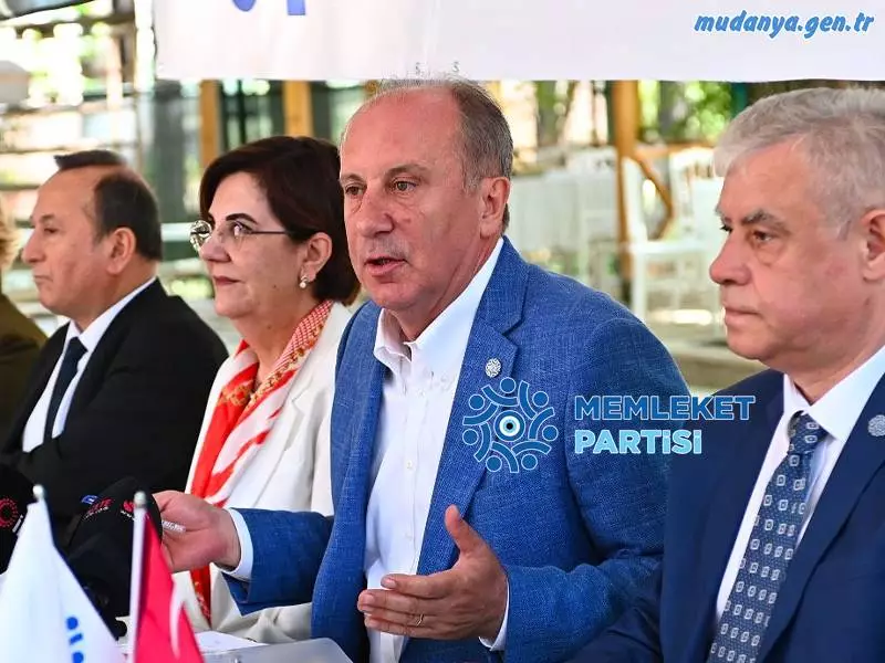 Memleket Partisi Genel Başkanı Muharrem İnce, bir dizi ziyaret gerçekleştirmek üzere Eskişehir’e geldi. Eskişehir’de düzenlediği basın toplantısında Türkiye’de yaşanan çocuk yoksulluğuna değinen İnce “Yoksul çocukların yüzde 40’ı öğün atlıyor. Üç öğün yiyemiyor. İki öğün yiyor, bir öğün yiyor. Böyle bir durumdayız. Biz Memleket Partisi olarak yoksul ailelerin çocuklarını gündemde tutmak istiyoruz.” dedi. İnce açıklamalarına şöyle devam etti.