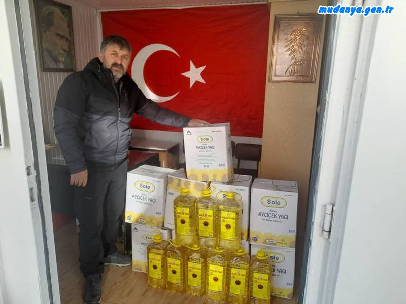 Mahallemiz evimizdir hiçbir çocuk yatağa aç girmesin üşümesin sloganı ile hayırseverlerin yardımlarını ihtiyaç içinde olan mahalle sakinlerine ulaştıran muhtar Şeref Şaş ço sayıda gıda kolisini ve son günlerde rekor zamlanarak dar gelirli aileler için adeta ulaşılması çok güç bir ürün haline gelen sıvı ayçiçek yağlarını adrese teslim dağıttı.