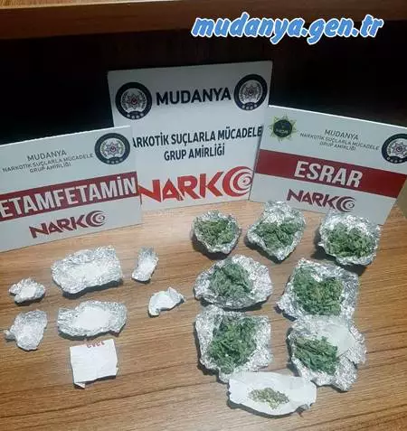Mudanya’da Narkotik Büro İlçe Emniyet Müdürlüğü Narkotik Suçlarla Mücadele Büro Amirliği uyuşturucuyla ilgili her türlü ihbarı değerlendirilmesi sonucu, uyuşturucu ticareti yapan ve üzerinde satışa hazır halde uyuşturucu bulunduran olan bir kişiyi yakaladı.