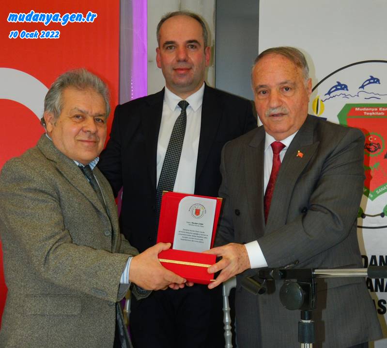 Mudanya Esnaf ve Sanatkarlar Odasına hizmeti geçen,  yönetimde bu seçimde yer almayan Necdet Uyar'a teşekkür plaketi takdim edildi. 