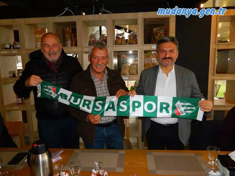 AK Parti Mudanya İlçe Teşkilatı Geçmiş dönem Yönetim Kurulu Üyesi Ömer TANTEKİN günün hatırasına İlçe Başkanı Orhan SAMAST'a Bursaspor atkısı hediye ederek ;