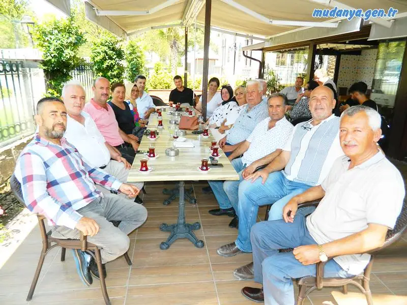 Mudanya'nın sevilen simalarından  Ömer Tantekin birlikte siyaset yaptığı Mudanya AK Parti İlçe Teşkilatı'nda önceki dönem yönetim kurulu üyeleri arkadaşlarıyla Mudanya Büyükşehir Belediyesi İstasyon Sosyal Tesislerinde kahvaltıda buluştu.
