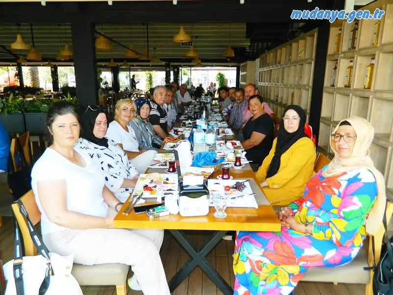 Mudanya'nın sevilen simalarından  Ömer Tantekin birlikte siyaset yaptığı Mudanya AK Parti İlçe Teşkilatı'nda önceki dönem yönetim kurulu üyeleri arkadaşlarıyla Mudanya Büyükşehir Belediyesi İstasyon Sosyal Tesislerinde kahvaltıda buluştu.