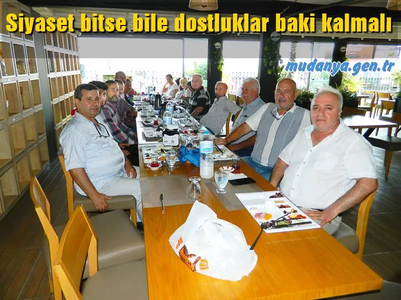 Mudanya'nın sevilen simalarından  Ömer Tantekin birlikte siyaset yaptığı Mudanya AK Parti İlçe Teşkilatı'nda önceki dönem yönetim kurulu üyeleri arkadaşlarıyla Mudanya Büyükşehir Belediyesi İstasyon Sosyal Tesislerinde kahvaltıda buluştu