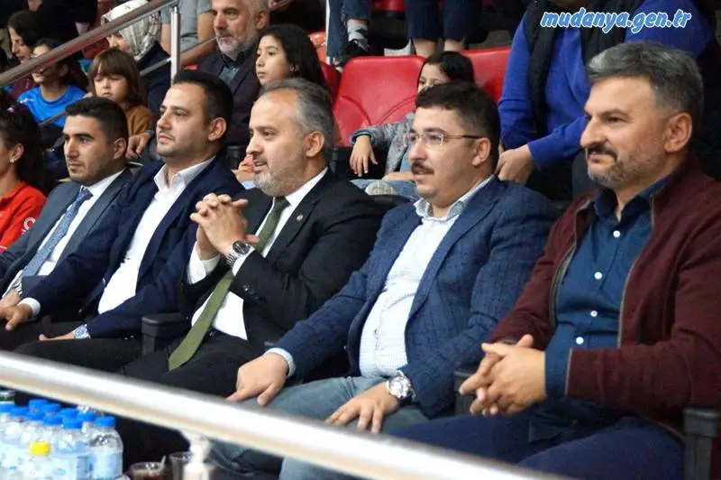 Kadınlar Hentbol 1. Ligi’nde mücadele eden Bursa Büyükşehir Belediyespor, ligin ilk haftasında sahasında Cent Koleji'ni 30-21 mağlup etti. Ligde B Grubu’nda yer alan Bursa Büyükşehir Belediyespor, rakibiyle Mudanya Spor Salonu’nda karşı karşıya geldi.