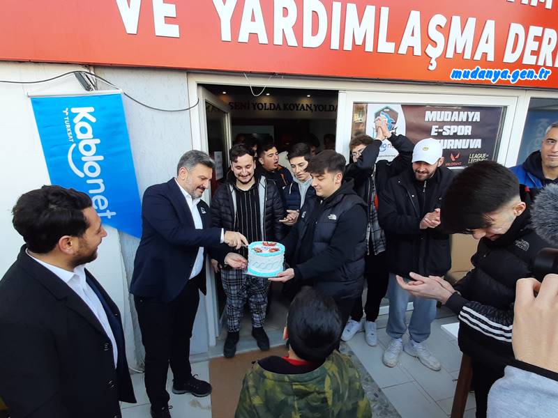 Türksat Kablonet Bölge Bayi Orhan Samast'ın sponsorluğunda Mudanya'da ilk defa düzenlenen E-SPOR Turnuvası ödül töreni Burgaz Gençlik Eğitim Kültür ve Yardımlaşma Derneği'nde 30 Ocak 2022 pazar günü gerçekleştirildi.