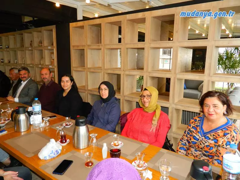 Geçtiğimiz dönem Ak Parti Mudanya İlçe Teşkilatında görev yapan eski yönetim kurulu üyeleri İstasyon Sosyal Tesislerinde kahvaltıda bir araya geldiler. Kahvaltıya AK Parti Mudanya İlçe Başkanı Orhan SAMAST'ta katıldı.
