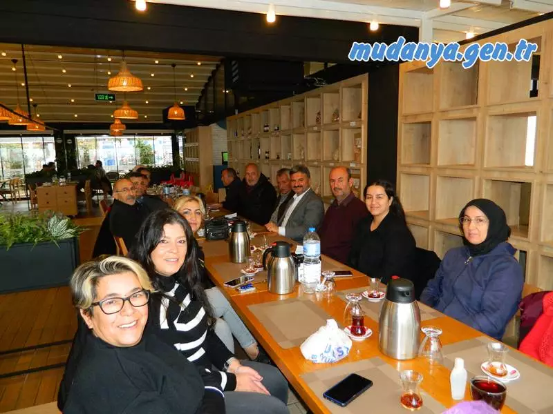 Geçtiğimiz dönem Ak Parti Mudanya İlçe Teşkilatında görev yapan eski yönetim kurulu üyeleri İstasyon Sosyal Tesislerinde kahvaltıda bir araya geldiler. Kahvaltıya AK Parti Mudanya İlçe Başkanı Orhan SAMAST'ta katıldı.