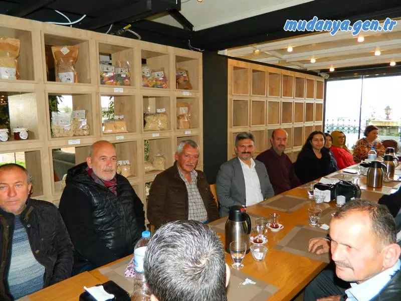 Geçtiğimiz dönem Ak Parti Mudanya İlçe Teşkilatında görev yapan eski yönetim kurulu üyeleri İstasyon Sosyal Tesislerinde kahvaltıda bir araya geldiler. Kahvaltıya AK Parti Mudanya İlçe Başkanı Orhan SAMAST'ta katıldı.
