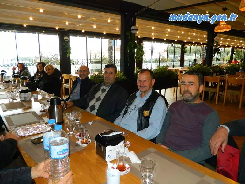 Geçtiğimiz dönem Ak Parti Mudanya İlçe Teşkilatında görev yapan eski yönetim kurulu üyeleri İstasyon Sosyal Tesislerinde kahvaltıda bir araya geldiler. Kahvaltıya AK Parti Mudanya İlçe Başkanı Orhan SAMAST'ta katıldı.