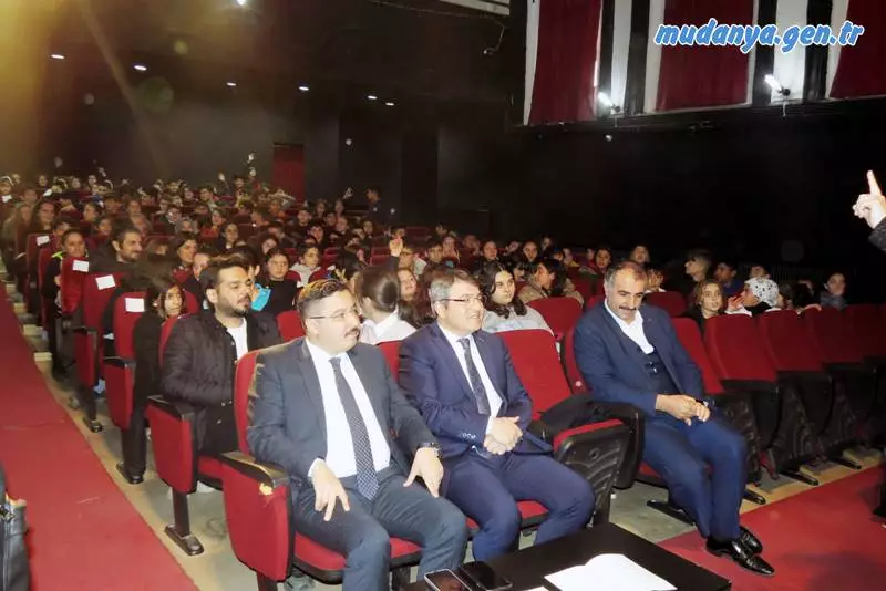 Mudanya Kaymakamı Ayhan Terzi, İlçe Milli Eğitim Müdürü Suat Topal, İlçe Milli Eğitim Şube Müdürü Mehmet Ali Dursun katılım gösterirken, Öğretim üyelerine teşekkür belgelerini ve zeytin fidanı takdim ettiler. Ayrıca konserin gerçekleşmesinde emeği geçenlere de teşekkür belgeleri takdim edilmesiyle konser programı sona erdi.