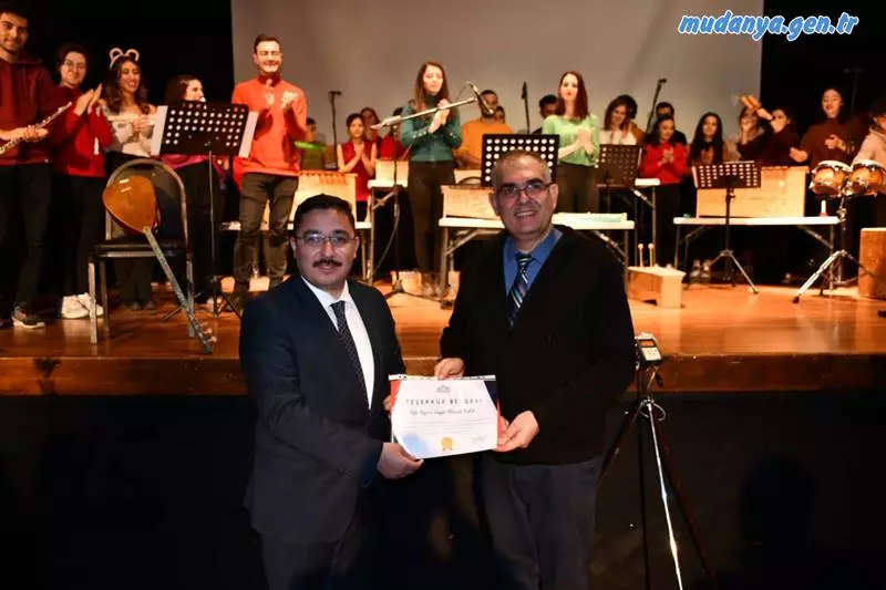 Mudanya Kaymakamı Ayhan Terzi, İlçe Milli Eğitim Müdürü Suat Topal, İlçe Milli Eğitim Şube Müdürü Mehmet Ali Dursun katılım gösterirken, Öğretim üyelerine teşekkür belgelerini ve zeytin fidanı takdim ettiler. Ayrıca konserin gerçekleşmesinde emeği geçenlere de teşekkür belgeleri takdim edilmesiyle konser programı sona erdi.