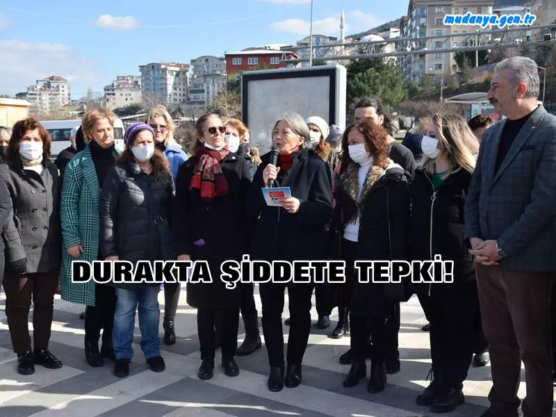 asdYağmur altında 35 dakika beklediği belediye otobüsünün geç gelmesine tepki gösterdiği için durakta bekleyen bir şahsın saldırısına uğrayan CHP Bursa İl Kadın Kolu yöneticisi Ayten Levent'in gördüğü şiddet, CHP İl Kadın Kollarını ayağa kaldırdı. Olayın yaşandığı Yıldırım Belediyesi Cazibe Merkezi önünde toplanan CHP'li kadınlar şehir magandasını basın açıklamasıyla kınadı.
