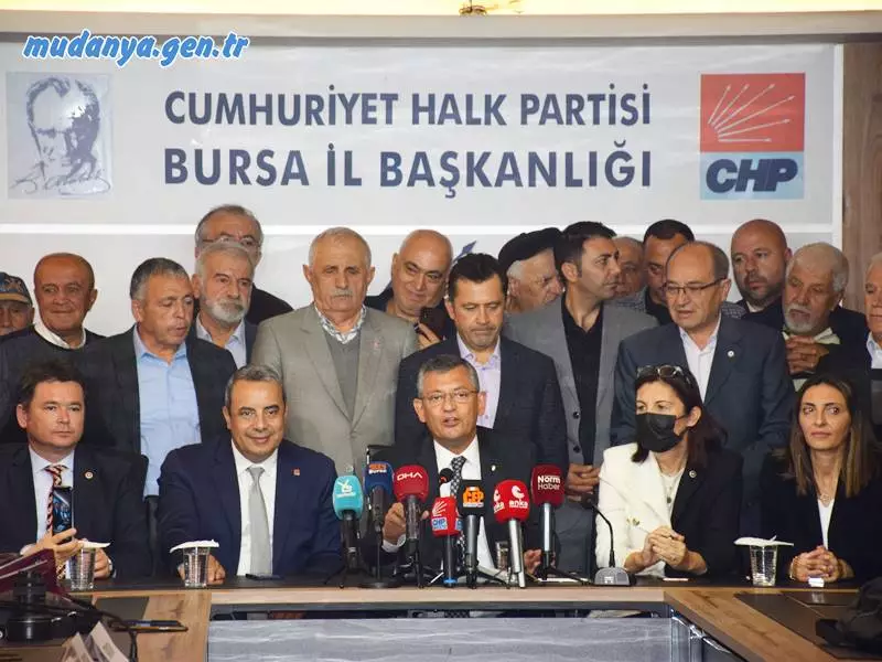 Mudanya Mütarekesi’nin 100. Yılı törenlerine katılmak üzere kentimize gelen Cumhuriyet Halk Partisi Meclis Grup Başkanvekili Manisa Milletvekili Özgür Özel, Bursa İl Başkanlığı’na ziyaretinin ardından İl Başkanı İsmet Karaca ile birlikte parti müzesini de gezdi.
