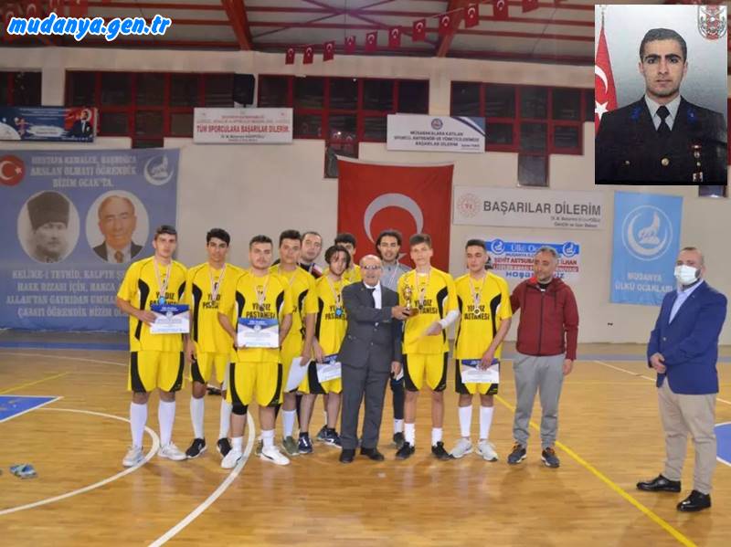 Mudanya Ülkü Ocağı'nın ilçe Spor Salonunda düzenlediği Şehit Astsubay Feyyaz İlhan liseler arası futsal turnuvası şampiyonu Ahmet Rüştü Anadolu Lisesi  oldu. Yarı final maçlarının ardından 3.lük-4.lük maçında Mesleki ve Teknik Anadolu Lisesi-Sami Evkuran Anadolu Lisesi’ni son dakika golü ile 3-2 mağlup etmeyi başardı.Final müsabakasında ise Ahmet Rüştü Anadolu Lisesi-Dörtçelik Anadolu ve Teknik Lisesi’ni 10-1 mağlup ederek şampiyonluk kupasını kaldırdı.