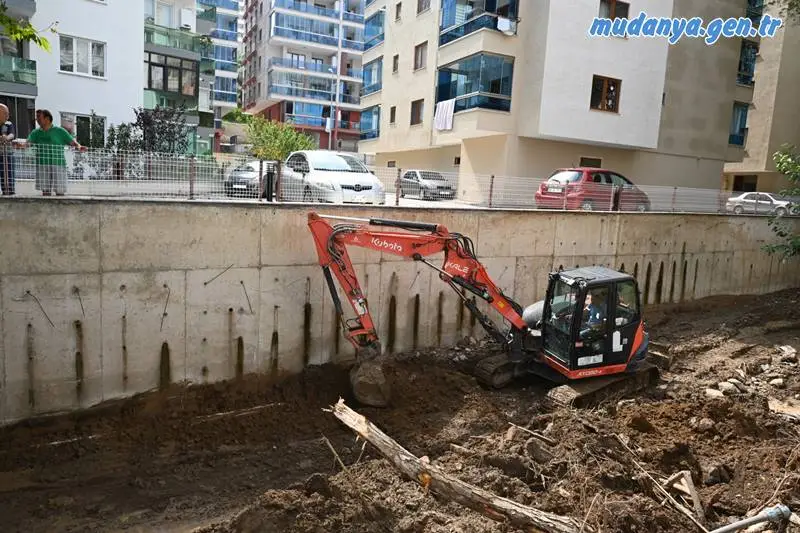 Bursa'nın Mudanya ilçesinde etkili olan şiddetli yağışların ardından Halitpaşa Mahallesi'nde sel suları sebebiyle karayla deniz birleşmiş, bazı otomobiller sel sularında sürüklenerek hasar görmüştü. 