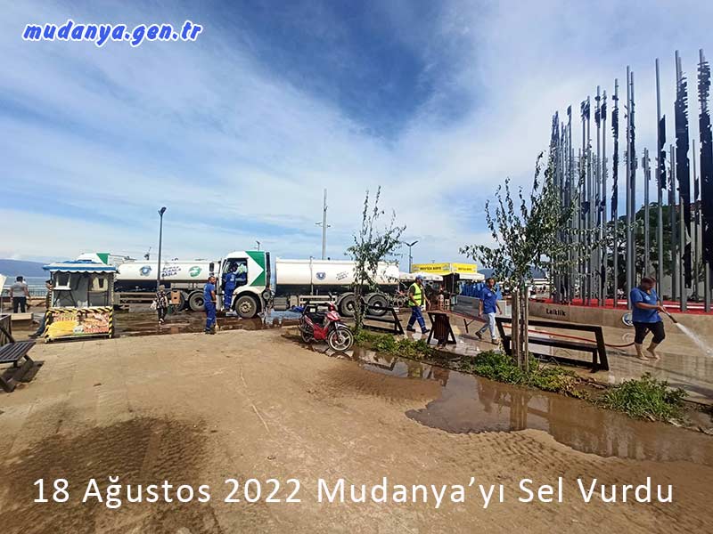 Bursa’nın Mudanya ilçesinde sabah saatlerinde etkili olan gök gürültülü sağanak yağış sonrası ev ve iş yerlerini su basarken, Bursa Büyükşehir Belediyesi ve BUSKİ ekipleri vakit kaybetmeden bölgeye giderek hummalı çalışma başlattı.