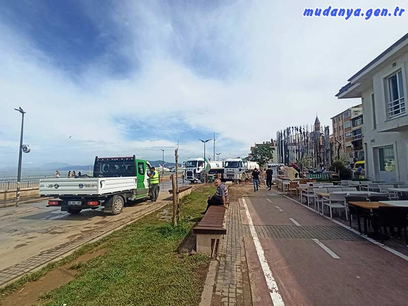 Bursa’nın Mudanya ilçesinde sabah saatlerinde etkili olan gök gürültülü sağanak yağış sonrası ev ve iş yerlerini su basarken, Bursa Büyükşehir Belediyesi ve BUSKİ ekipleri vakit kaybetmeden bölgeye giderek hummalı çalışma başlattı.