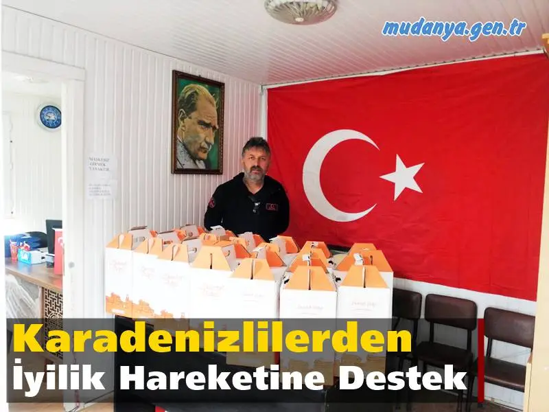 Mudanya Karadenizliler Derneği Başkanı Engin Tokgöz Ramazan yardım kolilerini Şükrü Çavuş Mahalle Muhtarı Şeref Şaş'a ihtiyaç sahiplerine ulaştırılmak üzere teslim etti.