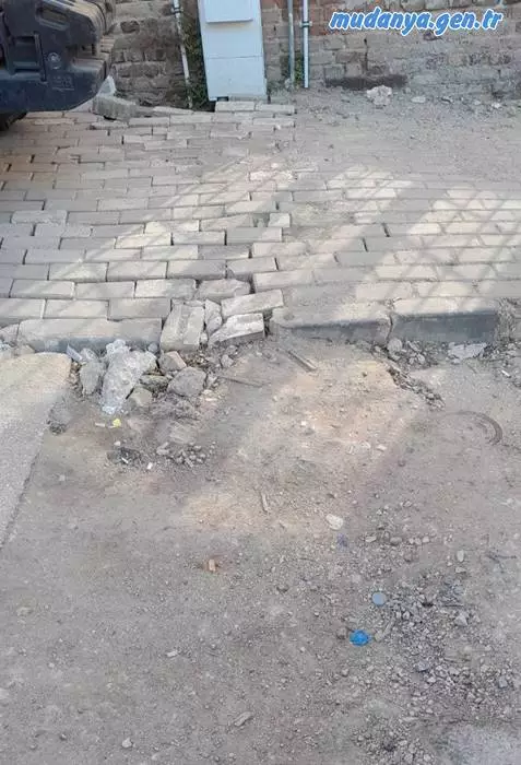 Mudanya Şükrü Çavuş Mahallesi Harmanlar Sokak'ta BursaGaz'ın arkasında bıraktığı kazı alanı mahalleliye tehlikeli anlar yaşatıyor. Şükrü Çavuş Mahallesi Muhtarı Şeref ŞAŞ engelli sandalyesi ve elektrikli küçük araçları kullanan vatandaşların düşme tehlikesi yaşadığını belirterek BursaGaz'ın bir an evvel bu noktayı asfaltlamasını istedi.