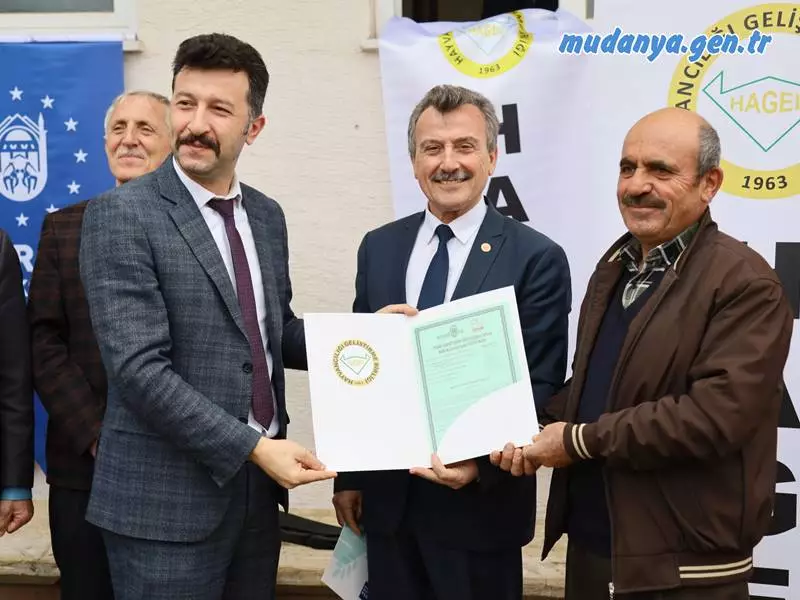Bursa Büyükşehir Belediyesi’nin ‘genetiği değişmeden günümüze kadar gelmiş ve günümüz buğdayının atası kabul edilen siyez buğdayı tarımının yaygınlaştırılması için’ başlattığı projede önemli aşamaya gelindi. Proje kapsamında Keles ilçesinde siyez buğdayı üreten 8 çiftçi, Organik Tarım Müteşebbis Sertifikası almaya hak kazandı.