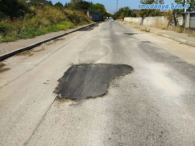 Mudanya Prysmian Fabrikası mevkii sahil bandına ayrımı, Mudanya Belediyesi kantarı yanından Belediye Kademesine doğru giden Servet Efendi Sokağın delik deşik halde bulunan asfalt yolu Prysmian sendika başkanı Ekrem ŞAŞ'ın konuyu basına taşımasıyla asfalt yaması yapılarak onarıldı.