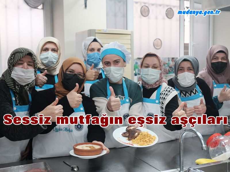 Bursa Büyükşehir Belediyesi’nin halk üniversitesi olan BUSMEK bünyesinde açılan pasta-yemek yapım kursuna katılan işitme engelli kadınlar, işaret diliyle eğitim alarak mutfaktaki hünerlerini sergiledi.