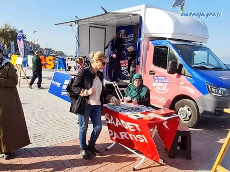 Saadet Partisi Mudanya kadın kolları Dünya Tarım ve Gıda Günü ve Yoksullukla Mücadele Günü nedeniyle Mudanya iskele meydanında etkinlik düzenleyerek stant resim sergisi açtı.