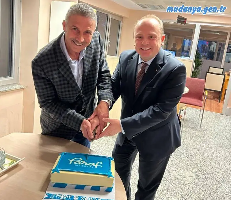 Halkbank tarafından esnaf ve KOBİ'lerin ihtiyaçlarına özel ve hızlı çözümler sunan Paraf Esnaf Kart'ın 10. yılını Mudanya Esnaf Sanatkarları Kredi ve Kefalet Kooperatif Başkanı Tahammül İlhan ile Halk Bank Mudanya Şube Müdürü Fatih Ergen birlikte pasta keserek kutladılar.