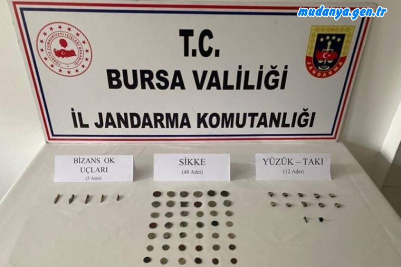 Bursa'nın Osmangazi ve Mudanya ilçelerinde S.Ş., A.B ve F.Ö isimli şahısların ellerinde bulundurdukları tarihi eser niteliği taşıyan objeleri satmak için müşteri aradıkları bilgisi üzerine operasyon düzenlendi.