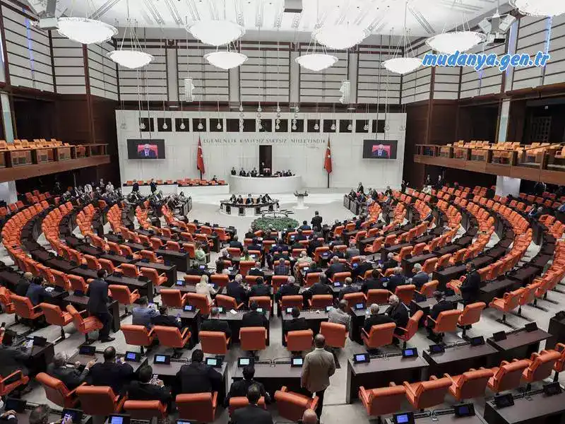 "Dezenformasyonla mücadele düzenlemesi" olarak bilinen Basın Kanunu ile Bazı Kanunlarda Değişiklik Yapılmasına Dair Kanun Teklifi, TBMM Genel Kurulunda kabul edilerek yasalaştı.