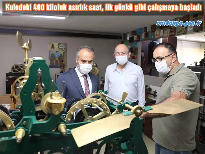 Sultan 2. Abdülhamid’in tahta çıkışının 29’uncu yıldönümü olan 31 Ağustos 1905’te törenle açılan Bursa Tophane’deki saat kulesinde bulunan ancak son 30 yıldır çalışmadığı için atıl halde duran asırlık saat, aslına uygun olarak restore edildi.